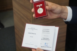 Zdjęcie: Prezes Kutnowskiej Hodowli Buraka Cukrowego z odznaką honorową