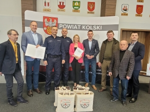 Zdjęcie: POWIAT KOLSKI WYPOSAŻYŁ POLICJĘ W LATARKI