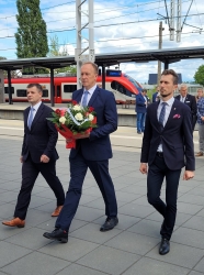 Zdjęcie: Złożyli wiązanki kwiatów by uczcić ofiary wybuchu II wojny światowej